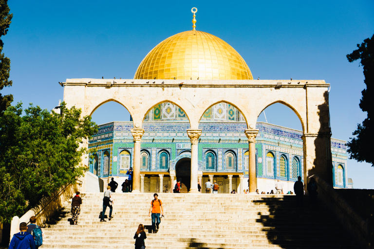 pexels-haley-black-2087322