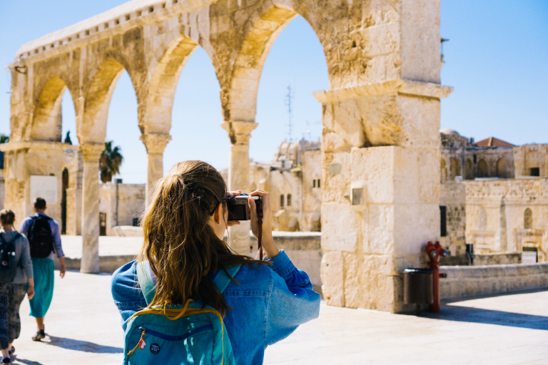 pexels-haley-black-2087391